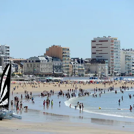 Apartamento T2 Rénové Face Avec Balcon, à 150m De La Et 300m Des Commerces - Fr-1-92-611 *