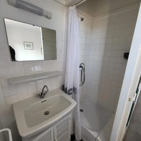 T2 Rénové Face Avec Balcon, à 150m De La Et 300m Des Commerces - Fr-1-92-611