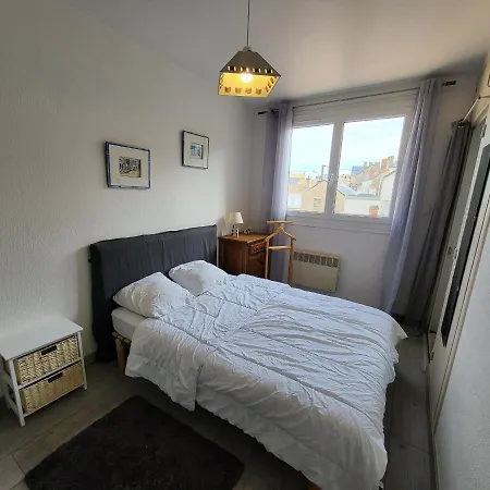 Apartment T2 Renove Face Avec Balcon, A 150m De La Et 300m Des Commerces - Fr-1-92-611