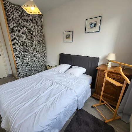 T2 Renove Face Avec Balcon, A 150m De La Et 300m Des Commerces - Fr-1-92-611 * 莱萨布勒-多洛讷