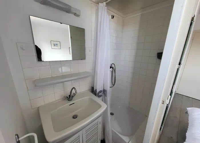 T2 Renove Face Avec Balcon, A 150m De La Et 300m Des Commerces - Fr-1-92-611